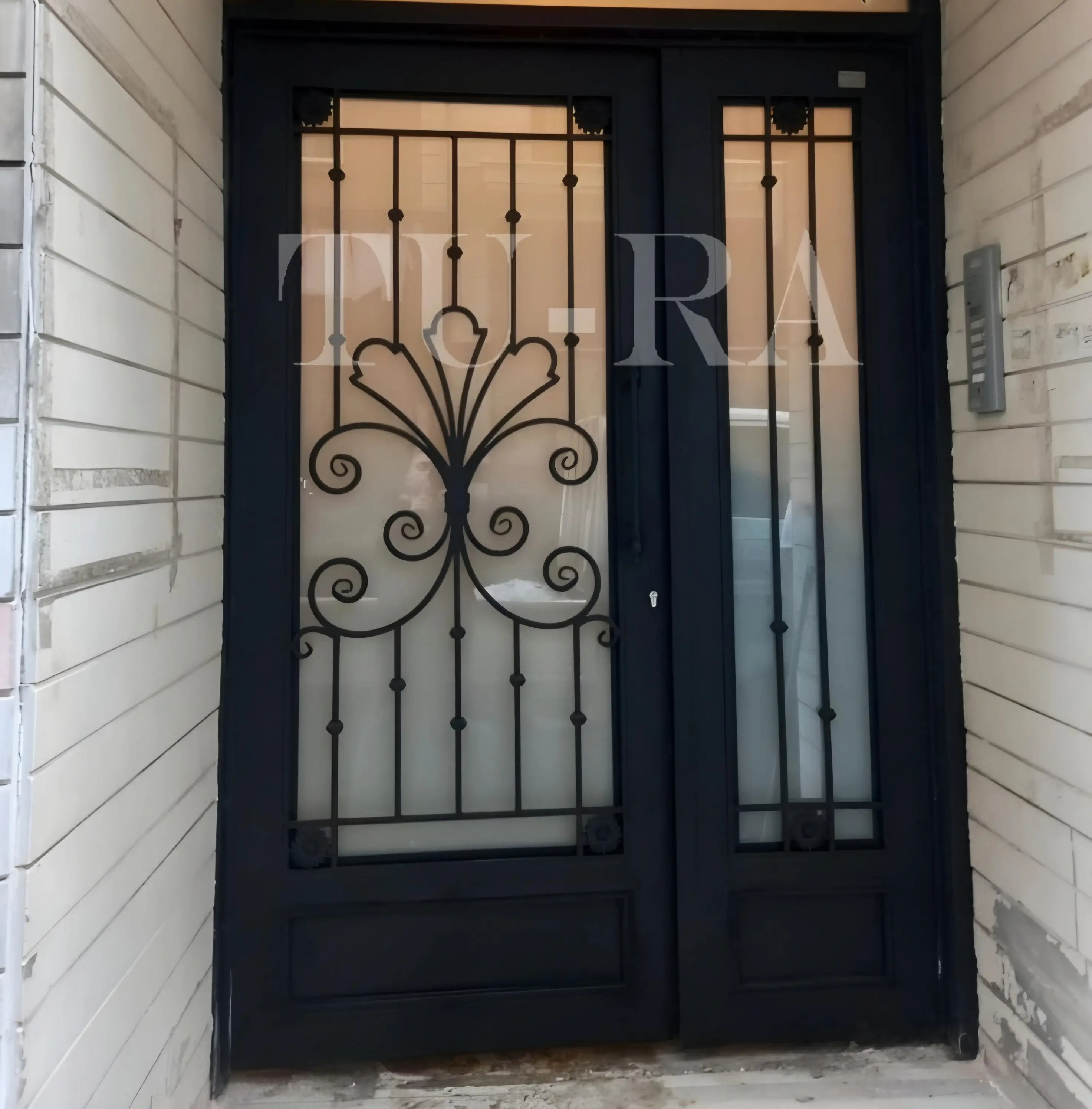 Apartman kapısı 