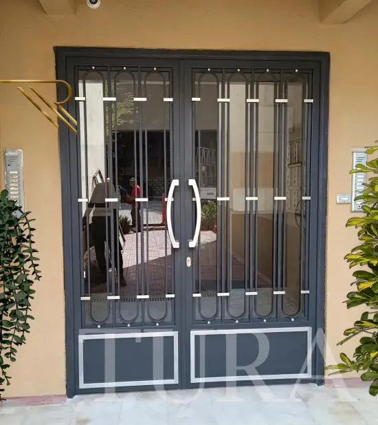 Apartman kapısı 