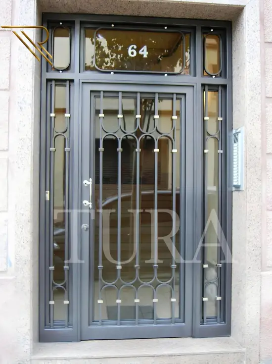 Apartman kapısı 