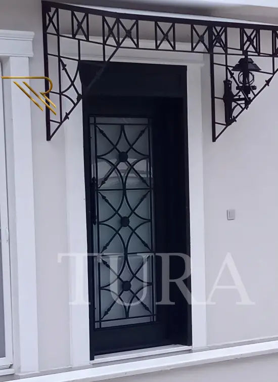 Villa kapısı